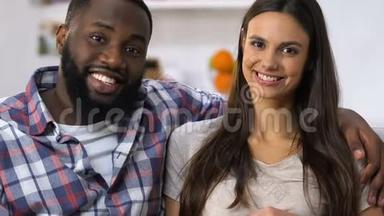 幸福混血儿夫妇在等宝宝，微笑着，计划生育诊所